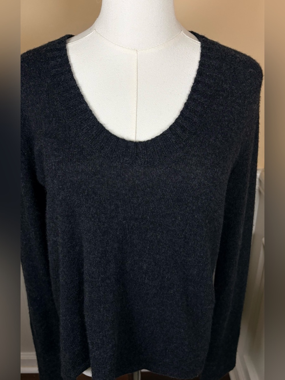 INHABIT 100% Cashmere Scoop Neck Sweater S Charcoal Gray 🖤